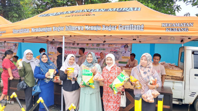 Warga Kecamatan Kemang Serbu Gerakan Pangan Murah di Halaman Kantor Kecamatan Kemang.