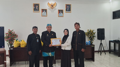 Peringati Hari Kartini, Pemerintah Kecamatan Kemang Beri Penghargaan Kepada Warga Bojong Alfina Ramadhani Juara IYEN 2025