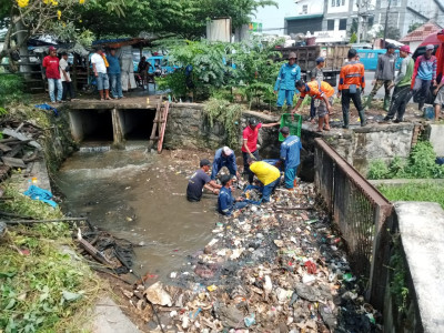 Kolaborasi BBWS, DLH Kabupaten Bogor, dan Pemdes Parakanjaya Bersihkan Saluran Tersier Terkoneksi ke Saluran Angke 1