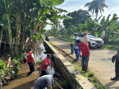 Gotong Royong Bersihkan Lingkungan,  Pemdes Parakanjaya Bersama Warga dan Kecamatan Kemang Turun Langsung