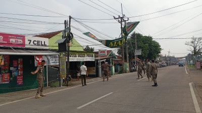 Satpol PP Kecamatan Kemang Tertibkan Puluhan Spanduk Liar