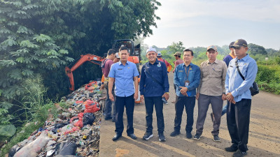 Jalan Bomang Penuh Sampah, Camat Imam: Hari Ini Kita Bersihkan Bersama-sama