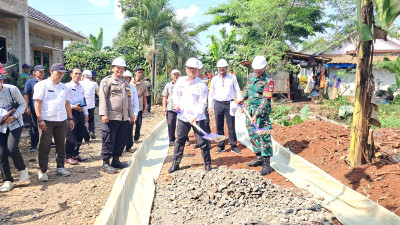 Kick Off Bankeu Infrastruktur Desa Tegal Perdana di Kecamatan Kemang, Omat Jayadihati : Lebih Baik Berkantor dibawah Pohon Tapi Akses Jalan Desa Bagus