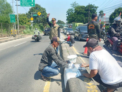 Pengecatan Casten Jalan Nasional di Wilayah Kecamatan Kemang Selesai Dilaksanakan, Camat Kemang Ucapkan Terimakasih