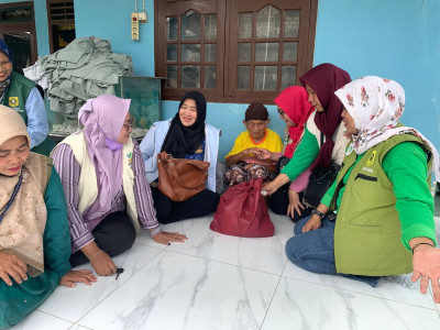 IPSM dan Kasi Pemberdayaan Masyarakat Kecamatan Kemang Salurkan Bantuan untuk Lansia