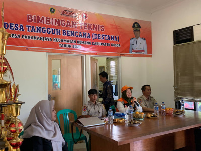 Kasi Pemberdayaan Masyarakat Kecamatan Kemang Buka Bimtek Destana di Desa Parakanjaya