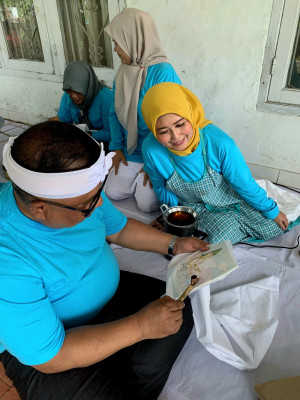 Istri Lurah Atang Senjaya Ajak Warga Perempuan Bangun Ekonomi Kreatif Lewat Batik